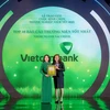 Đại diện Vietcombank, bà Bạch Thị Thanh Hà - Trưởng phòng Quan hệ công chúng (bên trái) nhận giải thưởng từ ban tổ chức. (Ảnh: PV/Vietnam+)