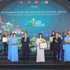 Bà Phạm Thị Vân Khánh – Giám đốc Ban Khách hàng doanh nghiệp, đại diện BIDV nhận giải thưởng. (Ảnh: PV/Vietnam+)