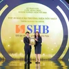 Đại diện SHB nhận giải từ ban tổ chức. (Ảnh: Vietnam+)