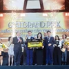 Ban Tổ chức trao Giải thưởng lớn chung cuộc - Grand Prix cho VietinBank. (Ảnh: Vietnam+)