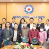 BIDV trao quà Tết cho các bệnh nhân chạy thận tại Bệnh viện Bưu điện Hà Nội. (Ảnh: PV/Vietnam+)