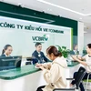 Công ty kiều hối Vietcombank chi trả kiều hối cho khách hàng tại quầy. (Ảnh: Vietnam+)