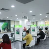 Khách hàng giao dịch tại Vietcombank. (Ảnh: PV/Vietnam+)