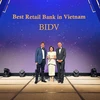 Bà Nguyễn Thị Quỳnh Giao, Phó Tổng Giám đốc BIDV, đại diện Ngân hàng nhận giải thưởng từ The Asian Banker. (Ảnh: Vietnam+)