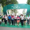 Vận động viên xuất phát và tham gia giải chạy trực tuyến “Vietcombank Run & Share: Vạn trái tim - Một niềm tin”. (Ảnh: Vietnam+)