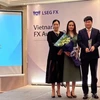 Đại diện Vietcombank (thứ 2 từ phải sang) nhận gải thưởng Best FXall Taker. (Ảnh: Vietnam+)