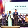 Bà Phương Thị Thu Thuỷ - Trưởng phòng Giải pháp và Kênh số Bán buôn, đại diện Vietcombank nhận giải thưởng Sao Khuê dành cho giải pháp VCB CashUp. (Ảnh: Vietnam+)
