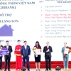 Đại diện Agribank - Đ/c Phùng Thị Bình Phó Tổng Giám đốc (thứ 5 từ trái sang) trao biểu trưng tài trợ 10 tỷ đồng (Ảnh: Vietnam+)