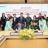 Ông Nguyễn Hoàng Hải – Quyền Tổng Giám đốc Eximbank (bên trái) và ông Nguyễn Mạnh Hổ - đại diện Tập đoàn Viettel đã ký kết thỏa thuận hợp tác toàn diện. (Ảnh: Vietnam+)