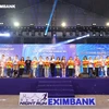 Bà Lê Thị Mai Loan, Phó Tổng Giám đốc Eximbank (chính giữa) cùng đại diện ban tổ chức cắt băng khánh thành chính thức khai mạc sự kiện Ho Chi Minh City Night Run Eximbank mùa 3, năm 2024. (Ảnh: Vietnam+)