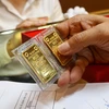 Ngân hàng Nhà nước khuyến cáo người dân cần thận trọng vì giá vàng sẽ còn giảm. (Ảnh: Vietnam+)