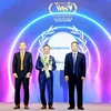 Ông Nguyễn Hướng Minh, Phó Tổng Giám đốc Eximbank (giữa) nhận Cúp giải thưởng Sản phẩm Công nghệ & Chuyển đổi số tiêu biểu năm 2024 từ Ban tổ chức. (Ảnh: Vietnam+)