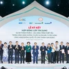 Thủ tướng Chính phủ cùng các đại biểu chụp ảnh lưu niệm và chúc mừng thành công của Lễ ký kết giữa ACV cùng các ngân hàng hợp vốn là Vietcombank, BIDV, VietinBank. (Ảnh: Vietnam+)