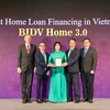 Đại diện BIDV nhận giải thưởng Sản phẩm vay nhà ở tốt nhất Việt Nam. (Ảnh: Vietnam+)