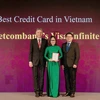 Bà Trần Thị Hạnh – Trưởng Phòng Phát triển Sản phẩm Bán lẻ đại diện Vietcombank nhận giải Thẻ tín dụng tốt nhất Việt Nam năm 2024. (Ảnh: Vietnam+)