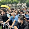 Hàng trăm người dân xếp hàng chờ vào viếng Tổng Bí thư Nguyễn Phú Trọng. (Ảnh: PV/Vietnam+)