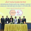 Đại diện LPBank, ông Hoàng Văn Phúc – Phó Tổng Giám đốc và đại diện FPT Telecom, ông Nguyễn Hoàng Linh – Tổng Giám đốc thực hiện ký kết dưới sự chứng kiến của đại diện Lãnh đạo Cục Thể dục Thể thao, Liên đoàn Bóng đá Việt Nam, LPBank, FPT và VPF. (Ảnh: Vietnam+)