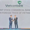 Ông Hồng Quang - Thành viên Hội đồng quản trị kiêm Giám đốc Khối Nhân sự đại diện Vietcombank nhận cúp vàng "Harmonia" từ Ban tổ chức. (Ảnh: Vietnam+)