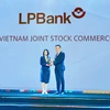 Bà Nguyễn Hồng Nhung, Giám đốc Khối Quản lý Nguồn Nhân lực đại diện LPBank nhận giải thưởng Nơi làm việc tốt nhất châu Á 2024. (Ảnh: Vietnam+)