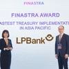 Bà Nguyễn Ánh Vân – Phó Tổng Giám đốc LPBank nhận giải Ngân hàng “Triển khai hệ thống Kondor Treasury nhanh nhất Châu Á - Thái Bình Dương”. (Ảnh: Vietnam+)