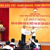 Đại diện ngành Ngân hàng, ông Đào Minh Tú - Phó Thống đốc Thường trực Ngân hàng Nhà nước trao số tiền 38,4 tỷ đồng tại lễ phát động của Ủy ban Mặt trận Tổ quốc Việt Nam để ủng hộ đồng bào bị thiệt hại do bão số 3. (Ảnh: Vietnam+)