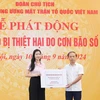 Phó Tổng Giám đốc Ngân hàng Chính sách Xã hội Nguyễn Thị Hằng (bên trái) trao biểu trưng cho đại diện lãnh đạo Mặt trận Tổ quốc Việt Nam. (Ảnh: Vietnam+)