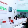 Giao dịch tại VPBank. (Ảnh: Vietnam+)