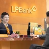 Khách hàng giao dịch tại LPBank. (Ảnh: Vietnam+)