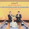 Ông Nguyễn Đức Thụy - Chủ tịch Hội đồng quản trị LPBank (phải) tặng hoa chúc mừng cho ông Hồ Nam Tiến - Phó Chủ tịch thường trực Hội đồng quản trị (trái). (Ảnh: Vietnam+)