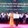 Bà Ninh Thị Lan Phương – Phó Tổng Giám đốc SHB đại diện Ngân hàng trao tặng 100 tỷ đồng cho tỉnh Sóc Trăng. (Ảnh: Vietnam+)