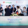 Đại diện VPBank và JBIC ký kết hợp đồng tín dụng xanh tại Hà Nội. (Ảnh: Vietnam+)