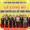 Phó Thủ tướng Chính phủ Hồ Đức Phớc cùng Ban lãnh đạo Ngân hàng Nhà nước chụp ảnh lưu niệm với lãnh đạo 4 ngân hàng. (Ảnh: Vietnam+)