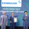 Ông Nguyễn Hướng Minh – Phó Tổng Giám đốc Eximbank nhận giải thưởng từ Ban tổ chức.. (Ảnh: Vietnam+)