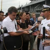 Hạm trưởng người Mỹ gốc Việt Lê Bá Hùng của tàu USS Lassen trả lời phỏng vấn của các nhà báo (Ảnh: Văn Sơn/TTXVN)