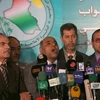 Thành viên Quốc hội người Hồi giáo Shiite Abbas al-Bayati (giữa) phát biểu tại cuộc họp báo sau phiên họp Quốc hội. (Ảnh: AFP/TTXVN)