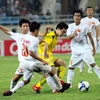 Cầu thủ Thái Lan khó khăn đi bóng trong sự truy cản của hàng thủ Việt Nam. (Ảnh: Ngọc Trường/TTXVN)