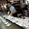 Sản xuất giày xuất khẩu (Ảnh: TTXVN)