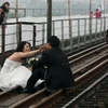 Sợ đường ray bị dỡ bỏ, những uyên ương chụp... vội bộ ảnh cưới trên cầu Long biên như "phương án B" (Ảnh: Cẩm Thơ/Vietnam+)