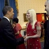 Tổng thống Obama cùng 2 vị khách không mời trong bữa tiệc tại Nhà Trắng. (Ảnh: Reuters)
