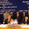 Bộ trưởng Bộ Công nghiệp, Mỏ và Năng lượng Campuchia Suy Sem và Thứ trưởng Bộ Xây Dựng Bùi Phạm Khánh ký MOU. (Ảnh: Trần Long/TTXVN)