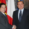 Thủ tướng Italy Silvio Belusconi đón Chủ tịch nước Nguyễn Minh Triết. (Ảnh: Nguyễn Khang/TTXVN)