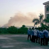 Khói bốc lên từ các nhà máy gần trường học (Ảnh: Vũ Văn Đức/Vietnam+)