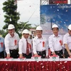 Phó Thủ tướng Nguyễn Sinh Hùng và các đại biểu nhấn nút phát lệnh khởi công. (Ảnh: Trung Hiếu/TTXVN)
