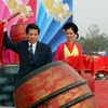 Chủ tịch nước Nguyễn Minh Triết đánh trống khai mạc tại buổi lễ. (Ảnh: Nguyễn Khang/TTXVN)