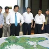 Thủ tướng Nguyễn Tấn Dũng và các đại biểu xem mô hình quy hoạch Thủ đô Hà Nội. (Ảnh: Đức Tám/TTXVN)