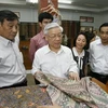Chủ tịch Quốc hội Nguyễn Phú Trọng thăm một cơ sở sản xuất vải batik truyền thống. (Ảnh: Trí Dũng/TTXVN)