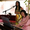 (Nghệ sĩ dương cầm Hoàng Thị Kiều Anh và ca sĩ Trịnh Thu Hương (Ảnh: Thu Hà/Vietnam+)