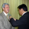 Ông Trần Đức Lợi trao kỷ niệm chương cho cựu chỉ huy du kích Caracas. (Ảnh: Abel Bastidas)
