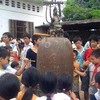 Dân trong xã Yên Phụ đã vây kín trụ sở Ủy ban Nhân dân vì nghi ngờ chiếc chuông trong chùa là giả. (Ảnh: Xuân Dũng/Vietnam+)