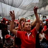 Những người biểu tình "áo đỏ" vui mừng trước quyết định của UDD. (Nguồn: AFP/TTXVN) 